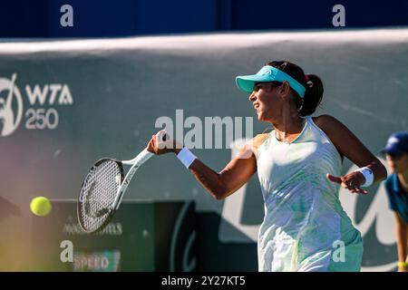 Monastir, Tunisia. 9 settembre 2024. Bechri Chiraz della Tunisia gioca contro Parry Diane della Francia durante il Jasmin Open di Monastir, Tunisia. Il torneo di tennis professionistico femminile si svolge al Magic Hotel Skanes di Monastir dal 9 al 15 settembre 2024 Foto Stock