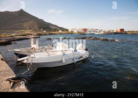 Il porto del villaggio di pescatori di Punta Longa sull'isola di Favignana in Sicilia vicino a Trapani Foto Stock