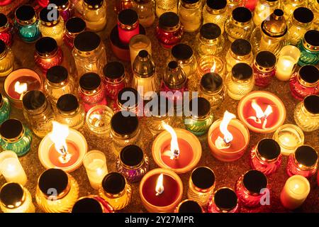 i coloratissimi barattoli di candele brillano calorosamente di notte Foto Stock