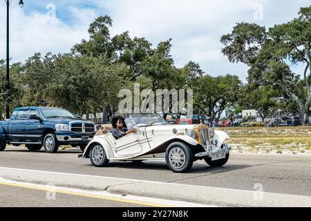 Gulfport, MS - 7 ottobre 2023: Vista grandangolare dell'angolo anteriore di un 1972 MG TD London Custom Roadster in una mostra automobilistica locale. Foto Stock