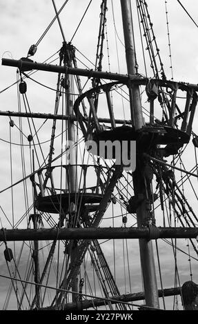 Albero di prua e albero principale, ricambi, armi da fuoco, corde, blocchi, pulegge del Rigging del galeone replica, Golden Hind, ormeggiato a Brixham Harbour, Regno Unito Foto Stock