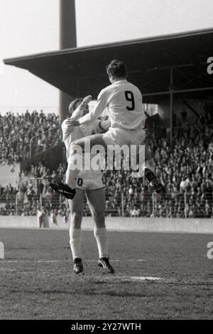 Monaco di Baviera, Germania. 27 aprile 2012. FOTO ARCHIVIO: Guenter NETZER avrà 80 anni il 14 settembre 2024, Jupp HEYNCKES, destra, Borussia Monchengladbach, salta verso Guenter NETZER, G? nter, per festeggiare il suo obiettivo di fargli 0-1, celebrazione dei gol, cluster di jubilation, Bundesliga TSV Monaco 1860 - Borussia Monchengladbach 4:3, Monaco 29 aprile 1967, foto in bianco e nero, Credito: dpa/Alamy Live News Foto Stock