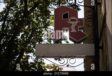 Meuselwitz, Germania. 5 settembre 2024. Vista di un cartello della farmacia con la scritta sbiadita "pronto per l'assistenza". Crediti: Hannes P. Albert/dpa/Alamy Live News Foto Stock