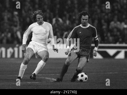 Monaco di Baviera, Germania. 9 settembre 2024. FOTO ARCHIVIO: Guenter NETZER avrà 80 anni il 14 settembre 2024, 08SN FCB Real140476SP.jpg Franz BECKENBAUER(r.), Germania, calcio, FC Bayern Monaco è molestato da Guenter NETZER, Real Madrid; QF.; Coppa dei campioni FC Bayern Monaco - Real Madrid 2:0 il 14 aprile 1976; foto in bianco e nero; ? Credito: dpa/Alamy Live News Foto Stock