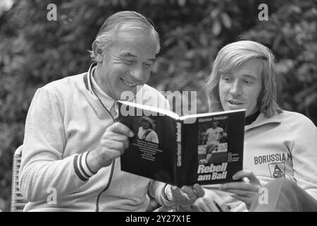 FOTO ARCHIVIO: Guenter NETZER avrà 80 anni il 14 settembre 2024, Guenter NETZER, destra, Germania, football, Borussia Monchengladbach, e Hennes WEISWEILER lasciato, Germania, allenatore, leggere il libro di Netzer 'Rebell am Ball', autobiografia, foto non data ca. agosto 1971, foto in bianco e nero, Â Foto Stock