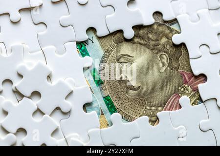 Zloty polacco nascosto sotto pezzi di puzzle, concetto aziendale, valuta Polonia, analisi di mercato, tasso di cambio. banconota da 500 zlotych, spazio copie, primo piano Foto Stock