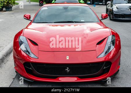 Miami Beach, Florida USA - 9 giugno 2024: 2019 Ferrari Portofino 812 rosso superveloce a Miami Beach. Ferrari è un marchio italiano di lusso. vista frontale Foto Stock