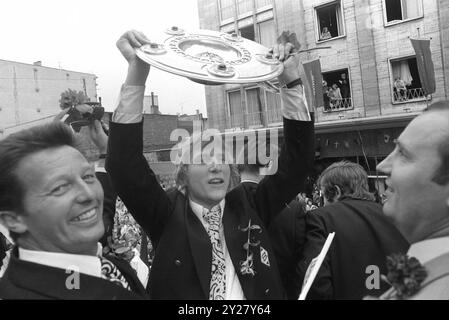 FOTO ARCHIVIO: Guenter NETZER avrà 80 anni il 14 settembre 2024, calcio, Borussia Monchengladbach, campione tedesco 1971, Wolfgang KLEFF con il trofeo del campionato durante il corteo attraverso la città, QF? Foto Stock