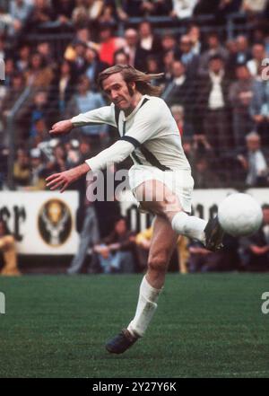 FOTO D'ARCHIVIO: Guenter NETZER avrà 80 anni il 14 settembre 2024, SN01NetzerSP.jpg Guenter NETZER calciatore Borussia Monchengladbach action 1971, HF. ? Foto Stock