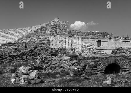 Anfiteatro del muro di pietra dell'antica città macedone di Stobi (359 a.C.): Concetto "fai parte della storia" Foto Stock