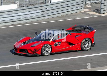 Nürburg, Germania - Nürburgring - FRD round 2024 Ferrari Challenge Europe. Rossa Ferrari FXX K #51 che lascia la corsia dei box. Foto Stock