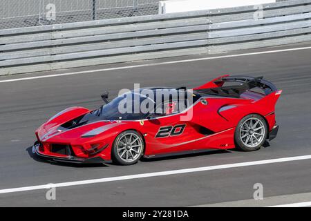 Nürburg, Germania - Nürburgring - FRD round 2024 Ferrari Challenge Europe. Rossa Ferrari FXX K #20 che lascia la corsia dei box. Foto Stock