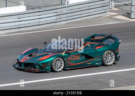 Nürburg, Germania - Nürburgring - FRD round 2024 Ferrari Challenge Europe. Verde Ferrari FXX K #92 che lascia la corsia dei box. Foto Stock