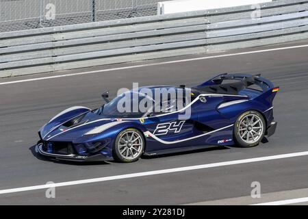 Nürburg, Germania - Nürburgring - FRD round 2024 Ferrari Challenge Europe. Ferrari FXX K #24 blu che lascia la corsia dei box. Foto Stock