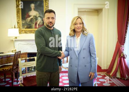 Cernobbio, Italia. 9 settembre 2024. Il presidente ucraino Volodymyr Zelenskyy, a sinistra, stringe la mano al primo ministro italiano Giorgia Meloni prima dell'inizio di un incontro bilaterale a margine del Forum Ambrosetti a Villa d'Este, 7 settembre 2024, a Cernobbio, Italia. Credito: Presidenza Ucraina/Ufficio stampa presidenziale ucraino/Alamy Live News Foto Stock