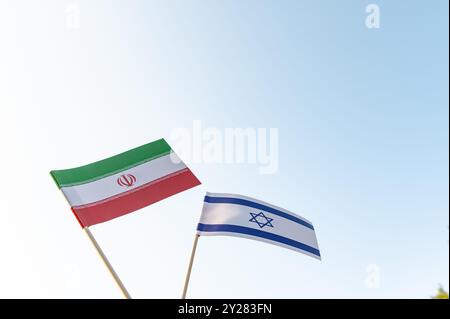 Bandiere di Israele e Iran, conflitto tra paesi. Foto Stock