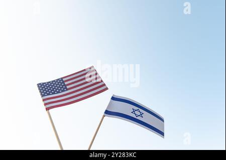 Bandiere di Stati Uniti e Israele sulla bandiera sullo sfondo del cielo blu. Copia spazio per il testo. Disegno, modello piano orizzontale foto di alta qualità Foto Stock