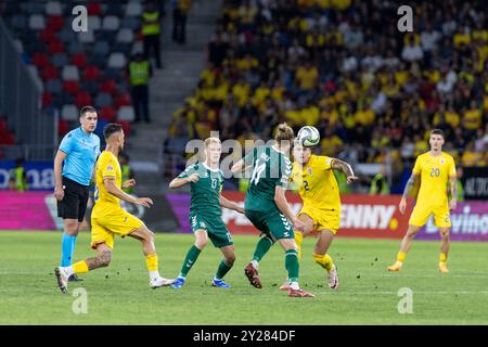 Bucarest, Roumanie. 9 settembre 2024. Andrei Ratiu della Romania lotta per il pallone con Vykintas Slivka della Lituania durante la UEFA Nations League, fase a gironi, Lega C, gruppo C2, partita di calcio tra Romania e Lituania il 9 settembre 2024 allo Stadionul Steaua di Bucarest, Romania - Photo Mihnea Tatu/LightSpeed Images/DPPI Credit: DPPI Media/Alamy Live News Foto Stock