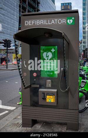 Defibrillatore nel quartiere finanziario della City of London. Defibrillatore ad accesso pubblico con schermata di istruzioni e informazioni su Bishopsgate London. Foto Stock