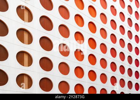 Dettagli architettonici di un edificio moderno con motivi circolari nel quartiere Brickell del centro di Miami Foto Stock