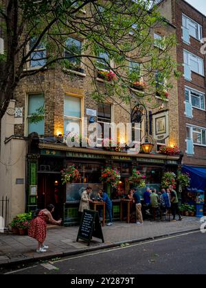 The Lamb Pub 94 The Lamb's Conduit St London - The Lamb, costruito negli anni '1720s, è un pub classificato di II livello situato a 94 Lambs Conduit Street, Holborn London. Foto Stock