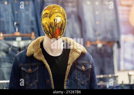 Manichino maschile che indossa abiti in un negozio di abbigliamento in denim. Vendita al dettaglio di abbigliamento Foto Stock