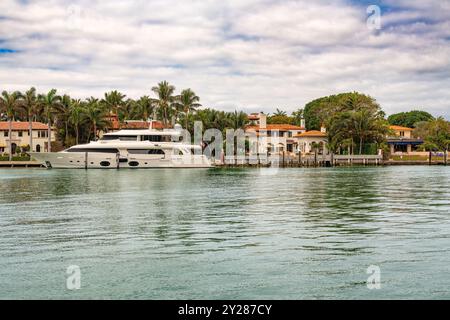 Miami, Florida, Stati Uniti - Uno yacht di lusso attraccato sul lungomare a Miami Millionaires Row. Foto Stock