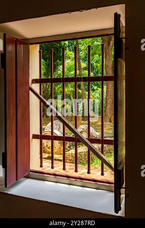 Finestra aperta di una vecchia casa coloniale con patio e giardino nella storica città di Olinda Foto Stock