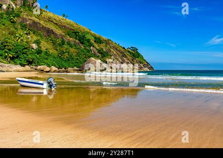 Motoscafo sulla sabbia della spiaggia di Bonete sull'isola di Ilhabela sulla costa di San Paolo Foto Stock