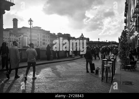 Bianco e nero. Turisti che camminano sul Lungarno degli Acciaiuoli, un tratto di strada lungo il fiume Arno, il lunedì di Pasqua, Firenze, Toscana, Italia Foto Stock