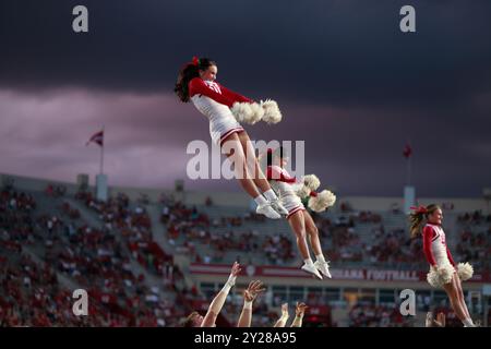 BLOOMINGTON, INDIANA - 6 SETTEMBRE: Le cheerleaders dell'Indiana University tifanno il tifo durante una partita di football NCAA contro il Western Illinois il 6 settembre 2024 al Memorial Stadium di Bloomington, Indiana. (Foto di Jeremy Hogan/The Bloomingtonian) Foto Stock