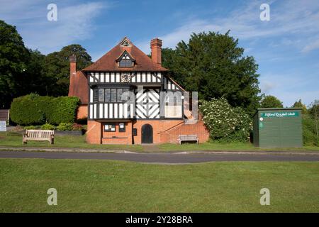 Lo storico padiglione di cricket di Tilford, Farnham, Surrey, Inghilterra Foto Stock