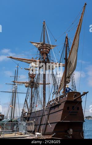 La replica della fregata e l'attrazione turistica HMS Surprise ormeggiata al San Diego Maritime Museum nella soleggiata California Foto Stock