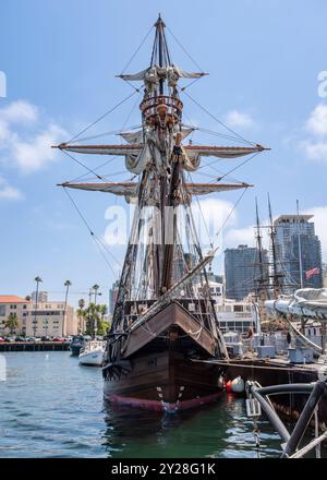 La replica della fregata e l'attrazione turistica HMS Surprise ormeggiata al San Diego Maritime Museum nella soleggiata California Foto Stock