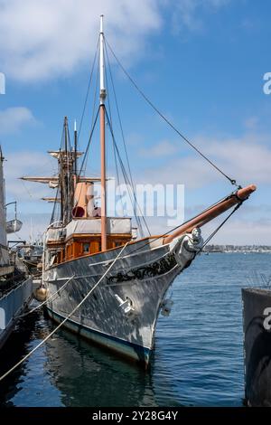 Lo yacht a vapore Medea, vecchio di 100 anni, è ormeggiato al Maritime Museum di San Diego, California Foto Stock