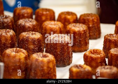 Anele al forno, pasticceria francese aromatizzata con rum e vaniglia, specialità della regione di Bordeaux, Francia Foto Stock