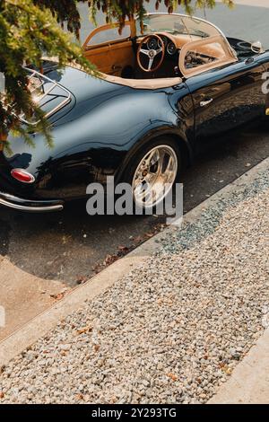 Porsche Convertible nera d'epoca parcheggiata Foto Stock