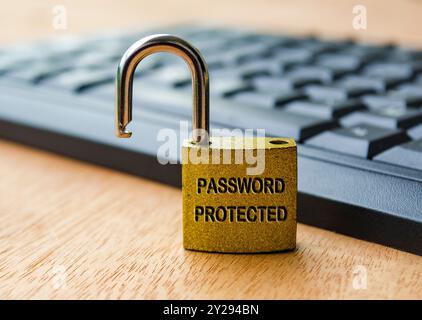 Testo protetto da password inciso sul lucchetto con sfondo della tastiera del notebook. Concetto di sicurezza delle password. Foto Stock