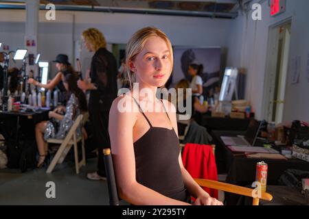 New York, New York, Stati Uniti. 8 settembre 2024. Modella dietro le quinte in attesa del suo turno per capelli, trucco, styling all'Art Hearts Fashion Show sul Lower East Side. (Credit Image: © Milo Hess/ZUMA Press Wire) SOLO PER USO EDITORIALE! Non per USO commerciale! Foto Stock