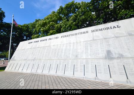 Il New York State Fallen Firefighters Memorial nel 2024. Il memoriale è stato dedicato nel 1998 e si trova presso l'Empire State Plaza ad Albany, NY. Foto Stock