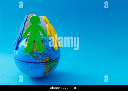 Sagome di persone che circondano il mondo formando un cerchio protettivo Foto Stock