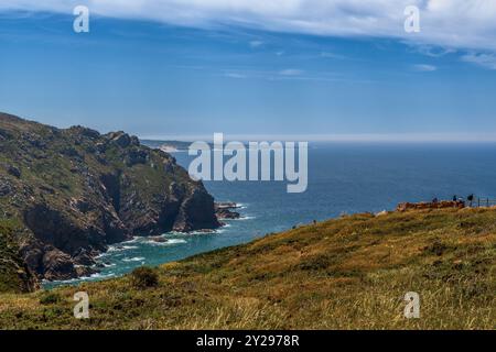 Vista aerea della scogliera rocciosa di Cabo da Roca, faro e punto panoramico, situato in un parco nazionale, che si affaccia sull'oceano, Portogallo, Europa Foto Stock