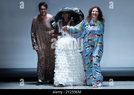 La designer Ludovica Virga (R) ringrazia il pubblico dopo lo spettacolo House of MuaMua durante la Rakuten Fashion Week Tokyo 2025 Primavera/Estate a Shibuya Hik Foto Stock