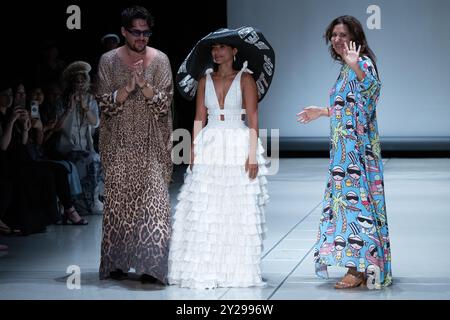 La designer Ludovica Virga (R) ringrazia il pubblico dopo lo spettacolo House of MuaMua durante la Rakuten Fashion Week Tokyo 2025 Primavera/Estate a Shibuya Hik Foto Stock