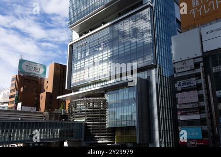 Una vista generale dell'edificio Shibuya Hikarie dopo lo spettacolo House of MuaMua durante la Rakuten Fashion Week Tokyo 2025 Primavera/Estate a Shibuya Hika Foto Stock