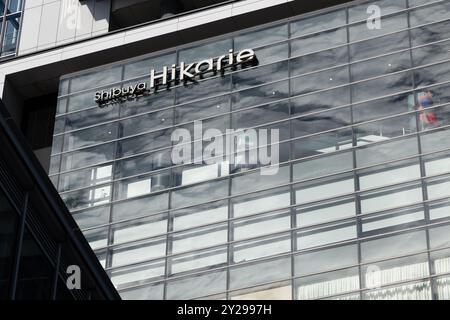 Una vista generale dell'edificio Shibuya Hikarie dopo lo spettacolo House of MuaMua durante la Rakuten Fashion Week Tokyo 2025 Primavera/Estate a Shibuya Hika Foto Stock