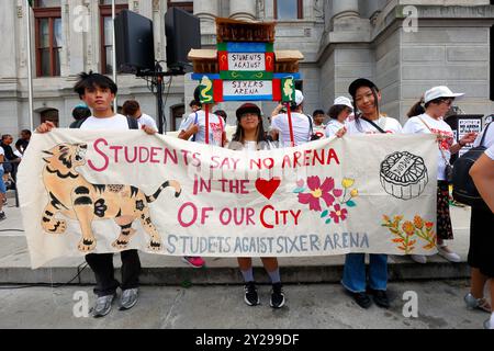 7 settembre 2024, Philadelphia. No Arena nel Chinatown Rally e marcia di protesta. I giovani tengono uno striscione "gli studenti dicono niente Arena nel cuore della nostra città" fuori dal municipio. L'arena proposta su Market St e N 11th St, gli avversari temono, stimolerà la gentrificazione che porterà alla distruzione e alla dispersione della comunità di Chinatown. Organizzata dal gruppo Save Chinatown Coalition di gruppi e alleati asiatici-americani, la folla diversificata di attivisti ha iniziato la loro manifestazione al municipio prima di marciare lungo Market St, oltre il sito proposto dell'arena, e terminare a Chinatown. Foto Stock