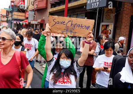 7 settembre 2024, Philadelphia. No Arena nel Chinatown Rally e marcia di protesta. Una donna ha un cartello scritto a mano "Save Chinatown". L'arena proposta su Market St e N 11th St, gli avversari temono, stimolerà la gentrificazione che porterà alla distruzione e alla dispersione della comunità di Chinatown. Organizzata dal gruppo Save Chinatown Coalition di gruppi e alleati asiatici-americani, la folla diversificata di attivisti ha iniziato la loro manifestazione al municipio prima di marciare lungo Market St, oltre il sito proposto dell'arena, e terminare a Chinatown. Foto Stock