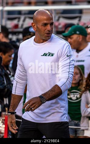 9 settembre 2024 Santa Clara CA U.S.A il capo - allenatore di New York Robert Saleh cammina sul campo prima della partita NFL Monday Night Football tra i New York Jets e i San Francisco 49ers al Levi Stadium di San Francisco California. Thurman James/CSM Foto Stock