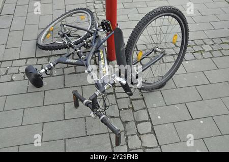 Bicicletta danneggiata, Colonia, Renania settentrionale-Vestfalia, Germania, Europa Foto Stock